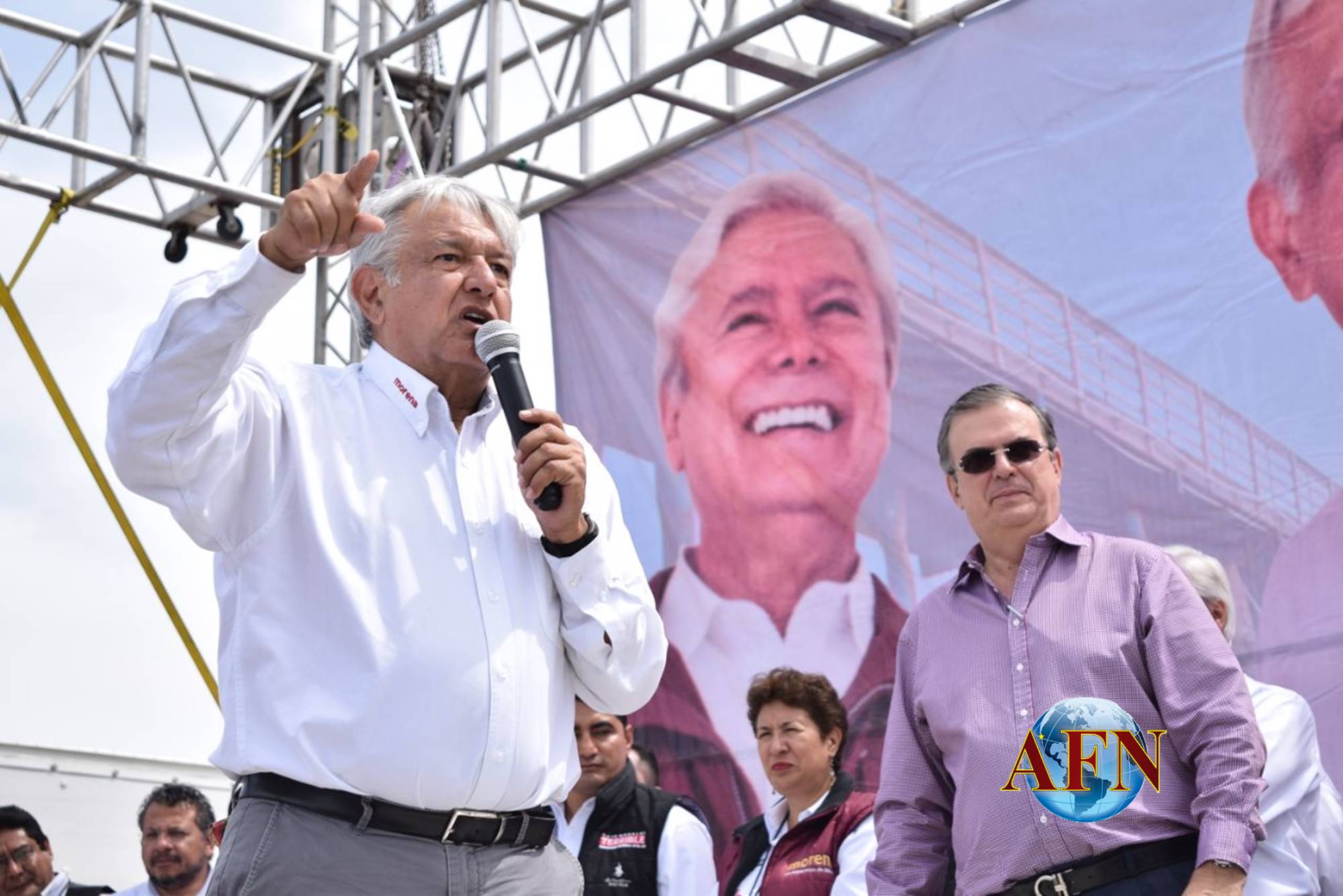 Reciben entre vítores a López Obrador 