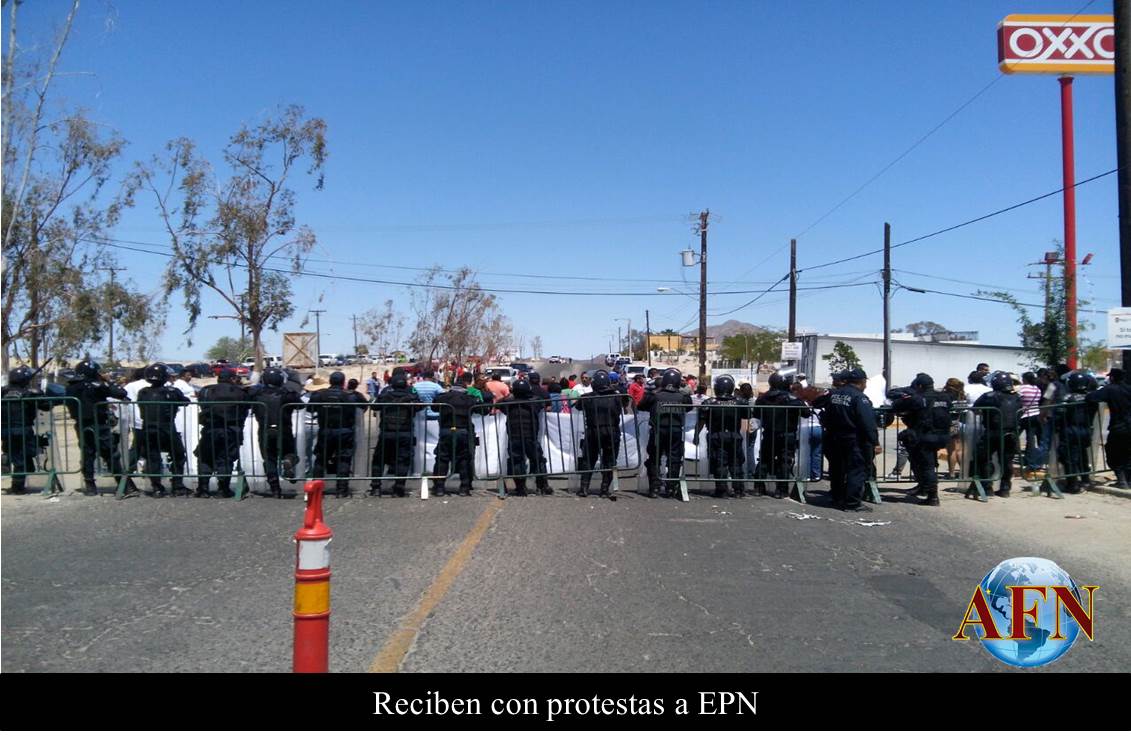 Reciben con protestas a EPN
