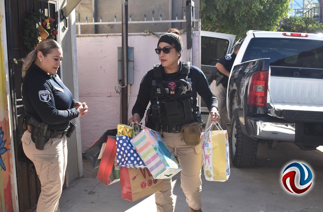 Policías llevan regalos a niños de casa hogar