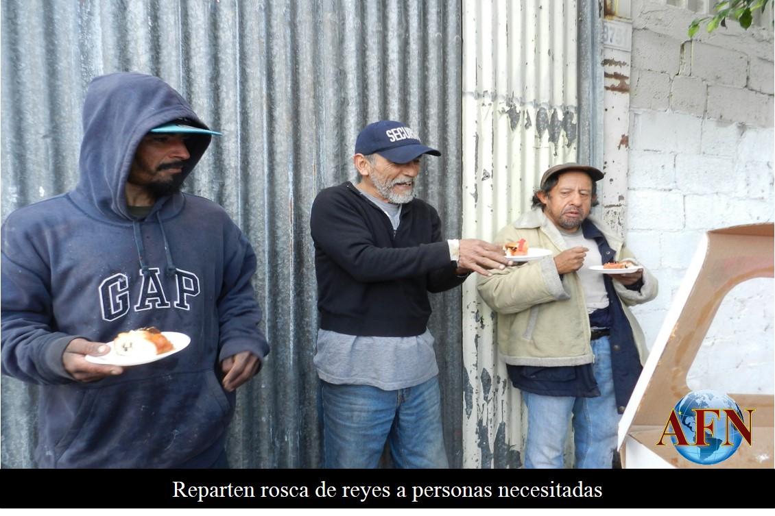 Reparten rosca de reyes a personas necesitadas