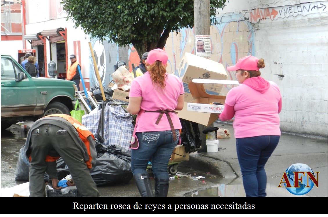 Reparten rosca de reyes a personas necesitadas