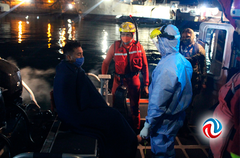 Personal militar rescató a dos hombres en alta mar