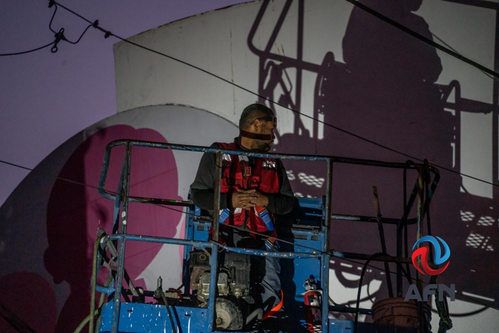 Rescata bomberos a trabajador atrapado en plataforma elevada