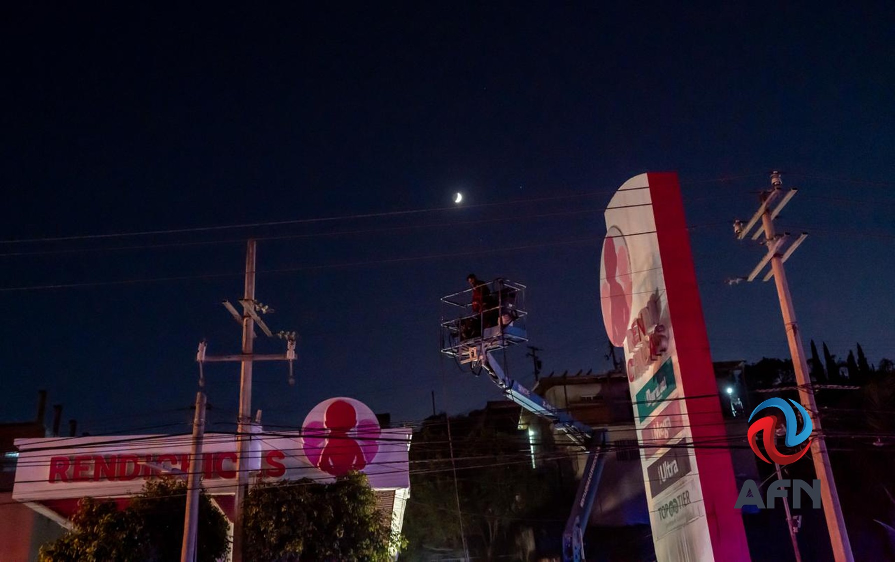 Rescata bomberos a trabajador atrapado en plataforma elevada