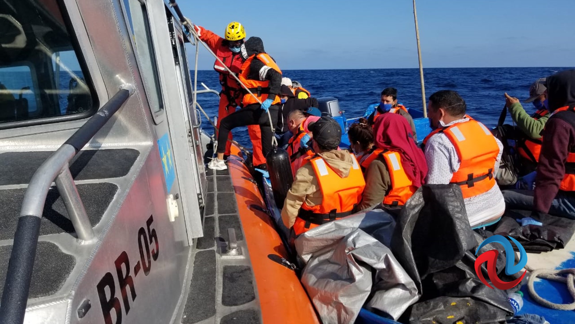 Rescata Marina a quince personas de una embarcación a la deriva