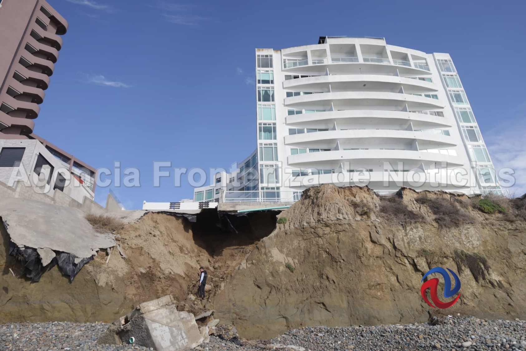 Edificio en Playas en riesgo de colapsar; no hay presencia de autoridades