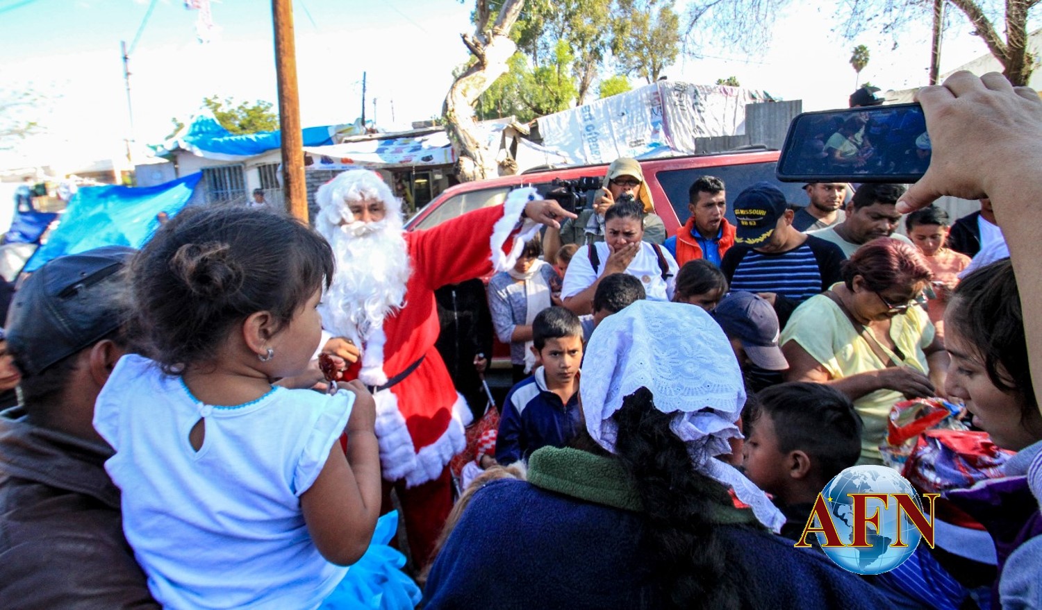 Visita Santa a niños en albergue ZN
