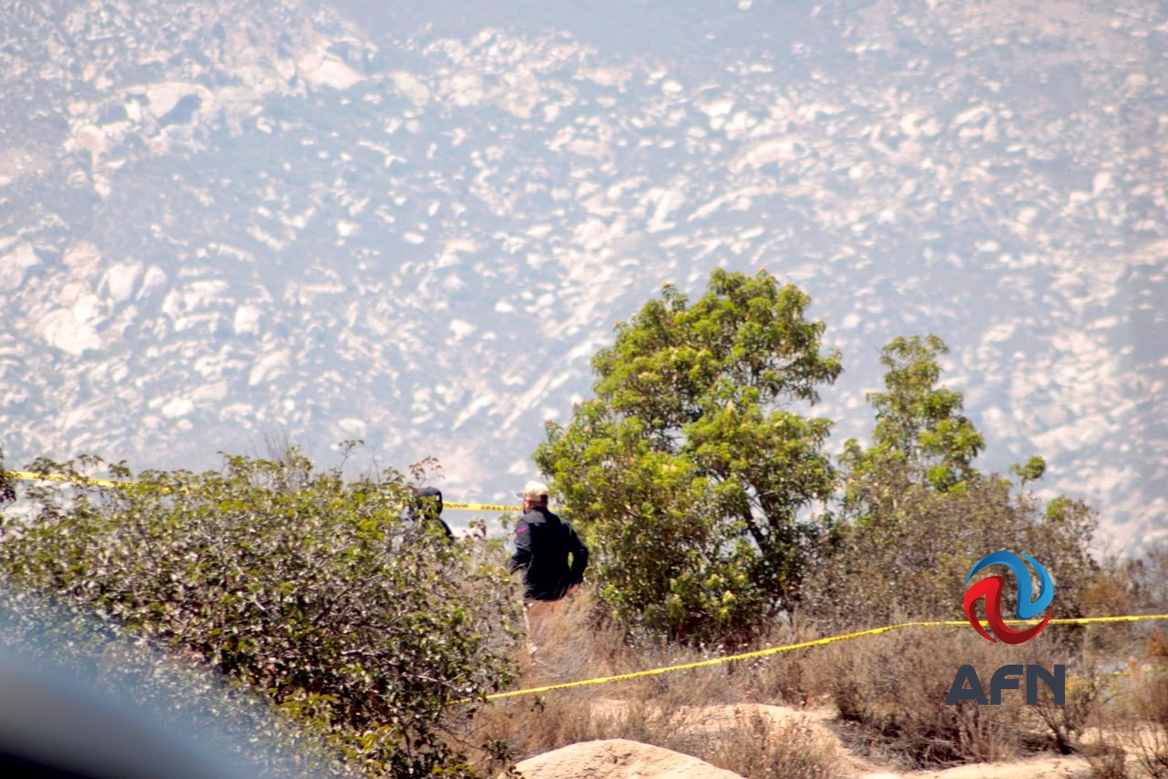 Hallan tres cadáveres en fosa clandestina en área serrana de Tecate