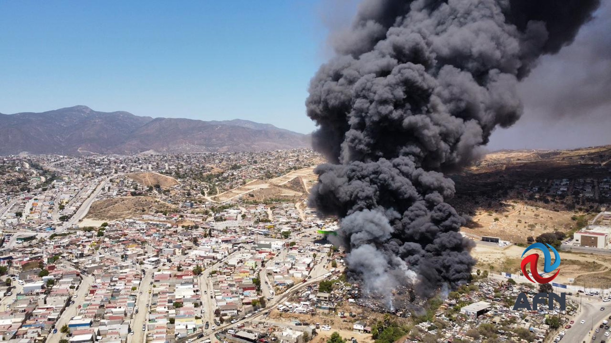Fuerte incendio en yonke de Ensenada consume decenas de vehículos