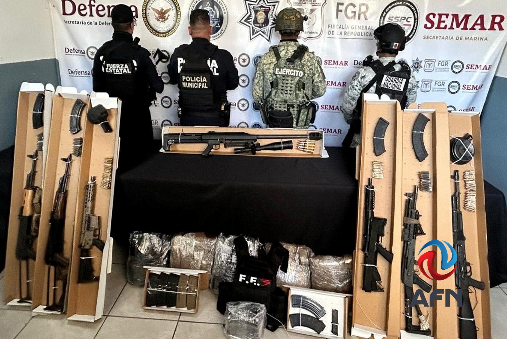 Fuerzas militares decomisaron armas, droga y equipo táctico en Tijuana y Tecate