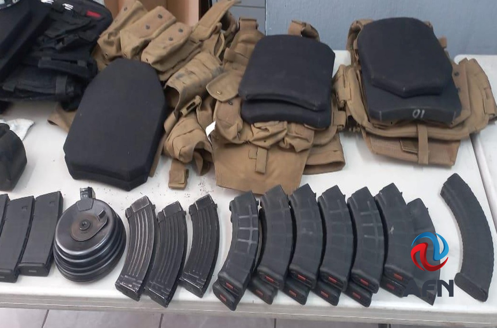 Fuerzas militares decomisaron armas, droga y equipo táctico en Tijuana y Tecate