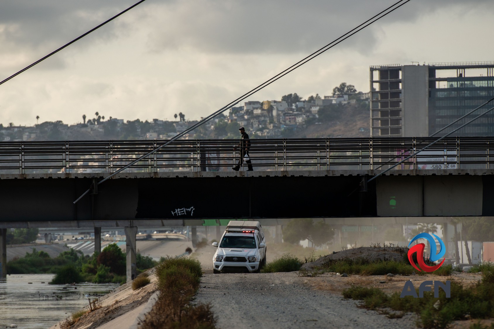 Hallan dos cadáveres en la canalización del Río Tijuana 