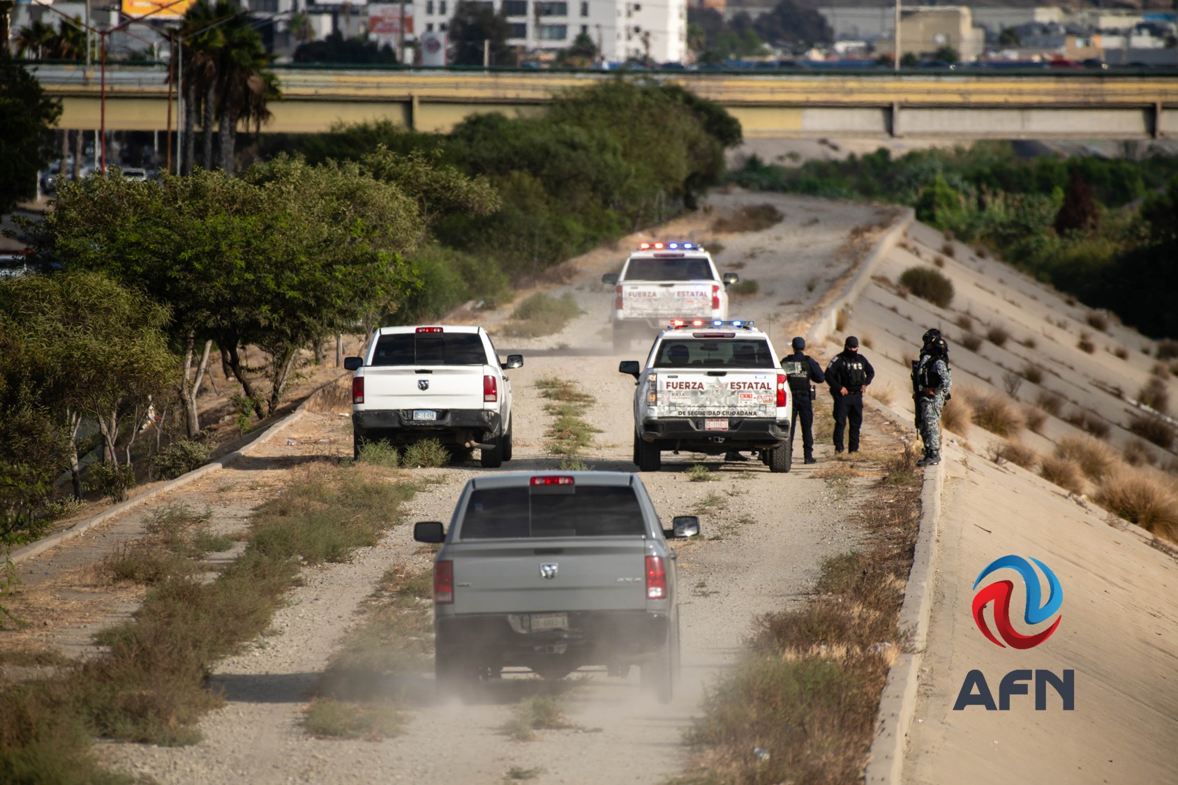 Hallan dos cadáveres en la canalización del Río Tijuana 