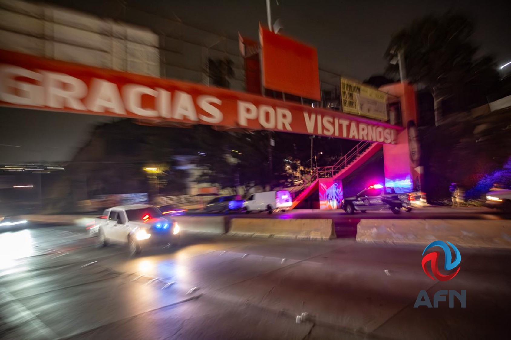 Dejan cadáver y cartulina con amenazas debajo del puente La Cúspide
