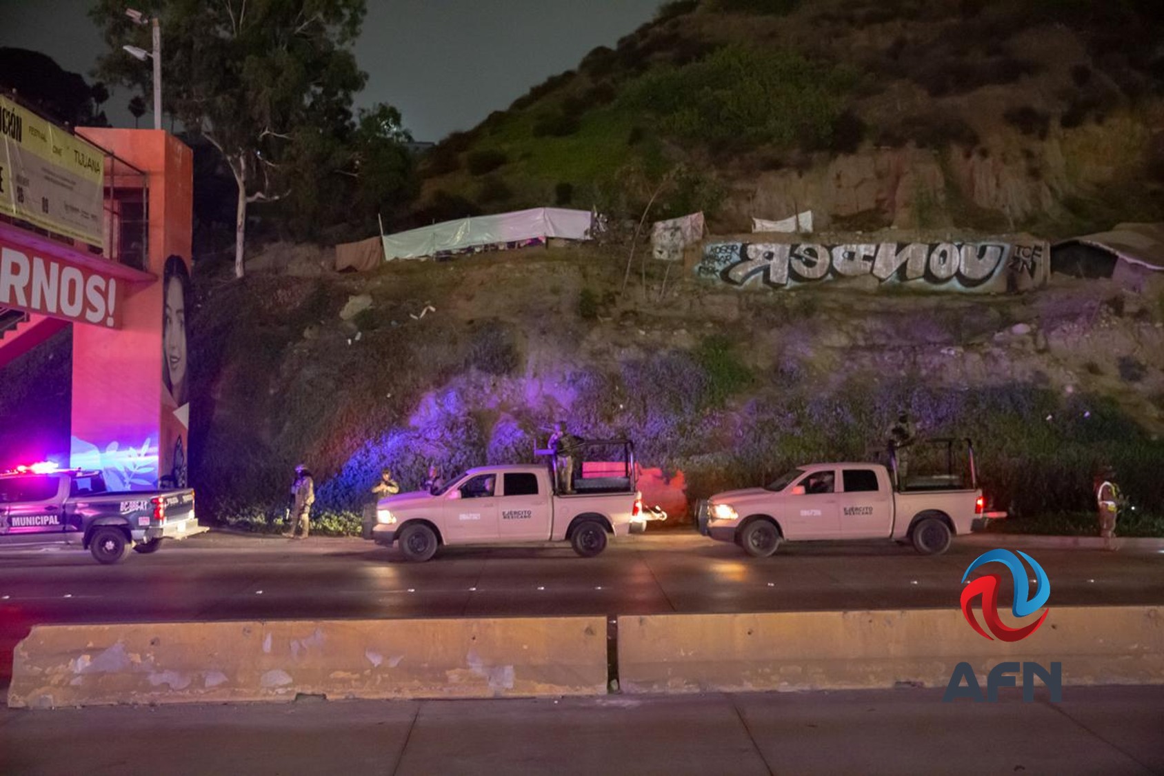 Dejan cadáver y cartulina con amenazas debajo del puente La Cúspide