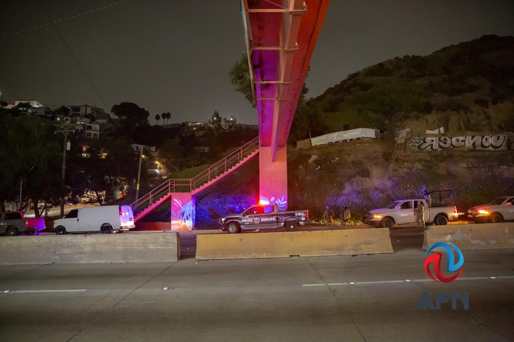 Dejan cadáver y cartulina con amenazas debajo del puente La Cúspide