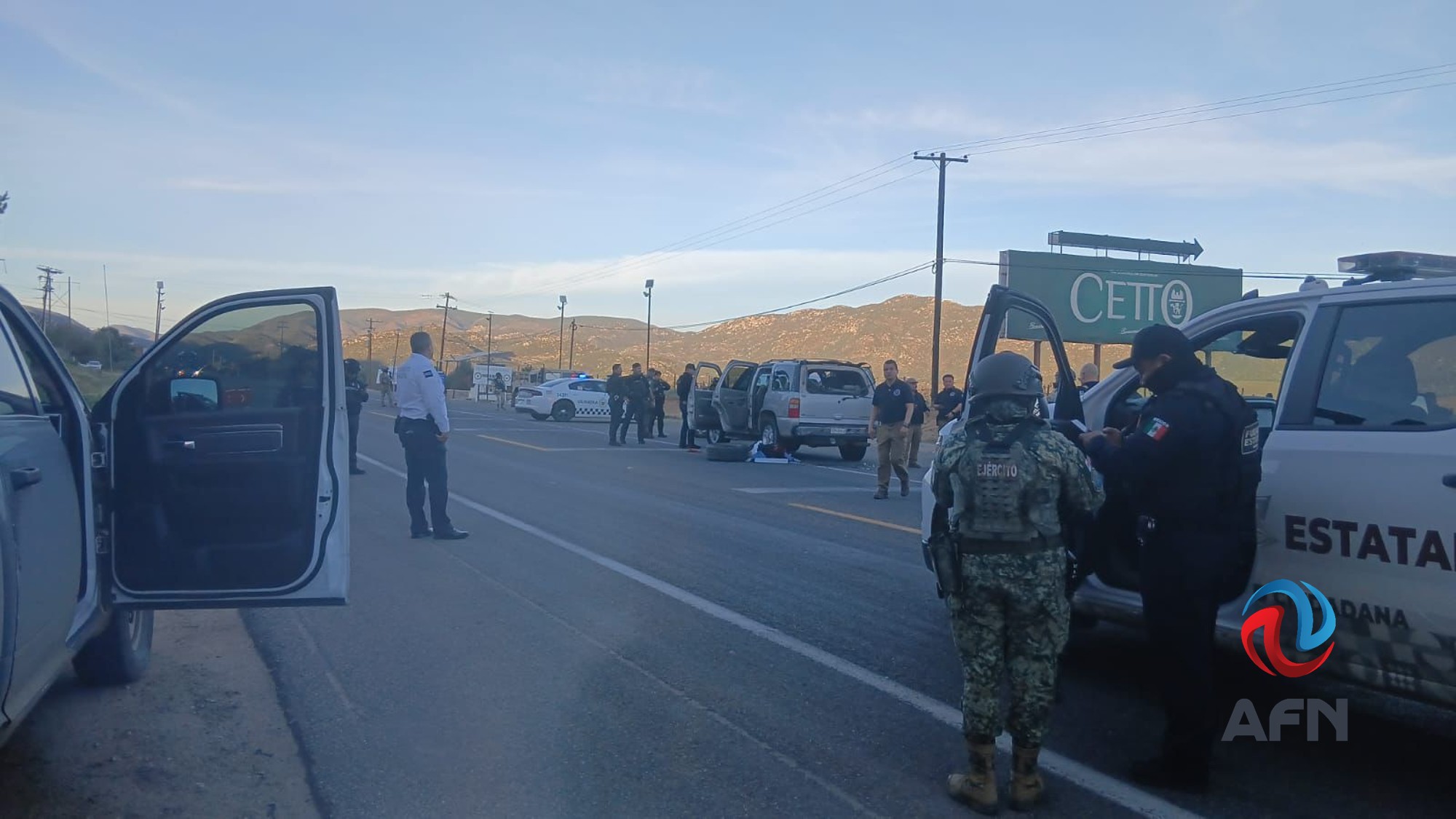 Detienen a hombre armado tras persecución en Ensenada