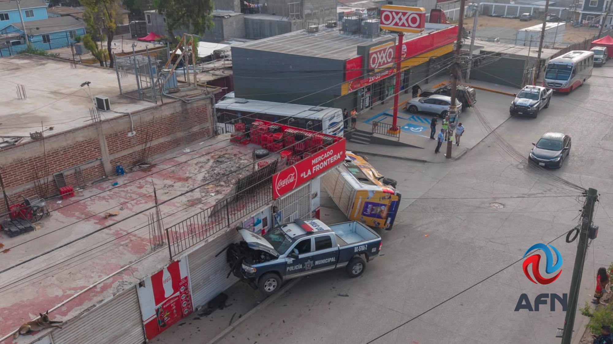 Choque entre patrulla y un camión de transporte público deja a un policía lesionado