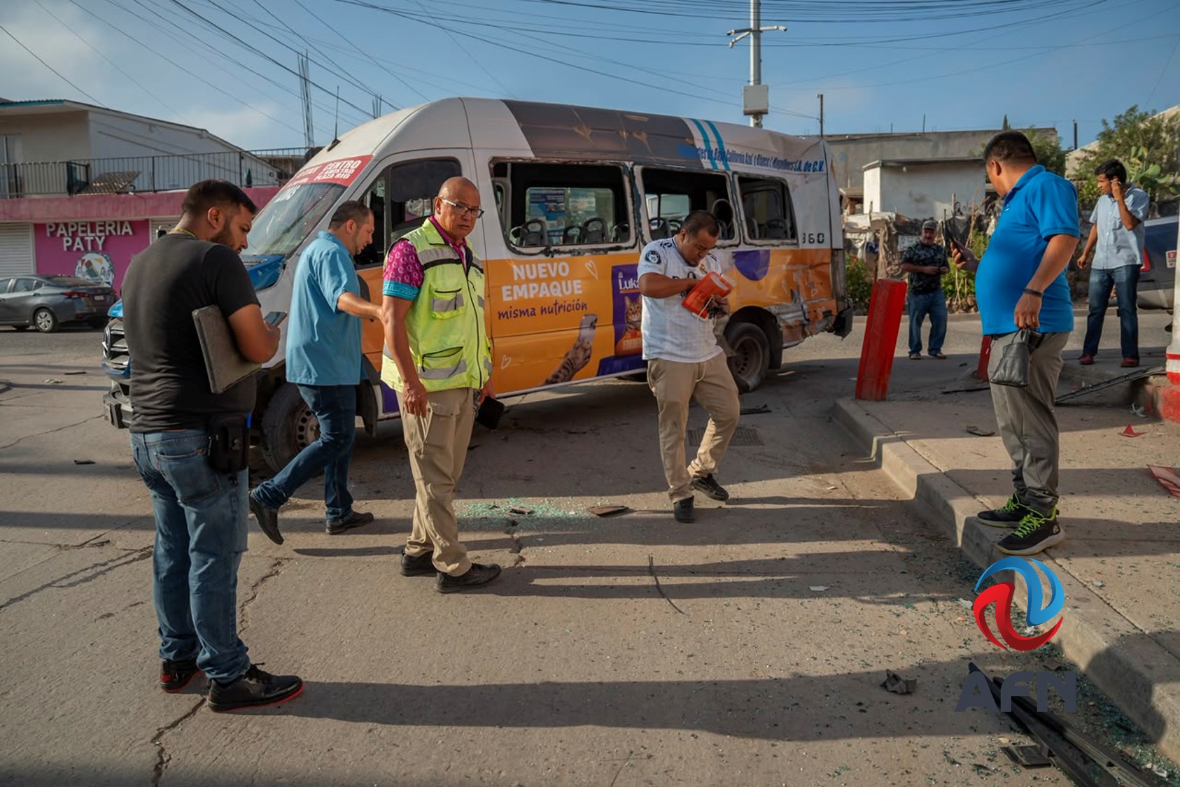 Choque entre patrulla y un camión de transporte público deja a un policía lesionado