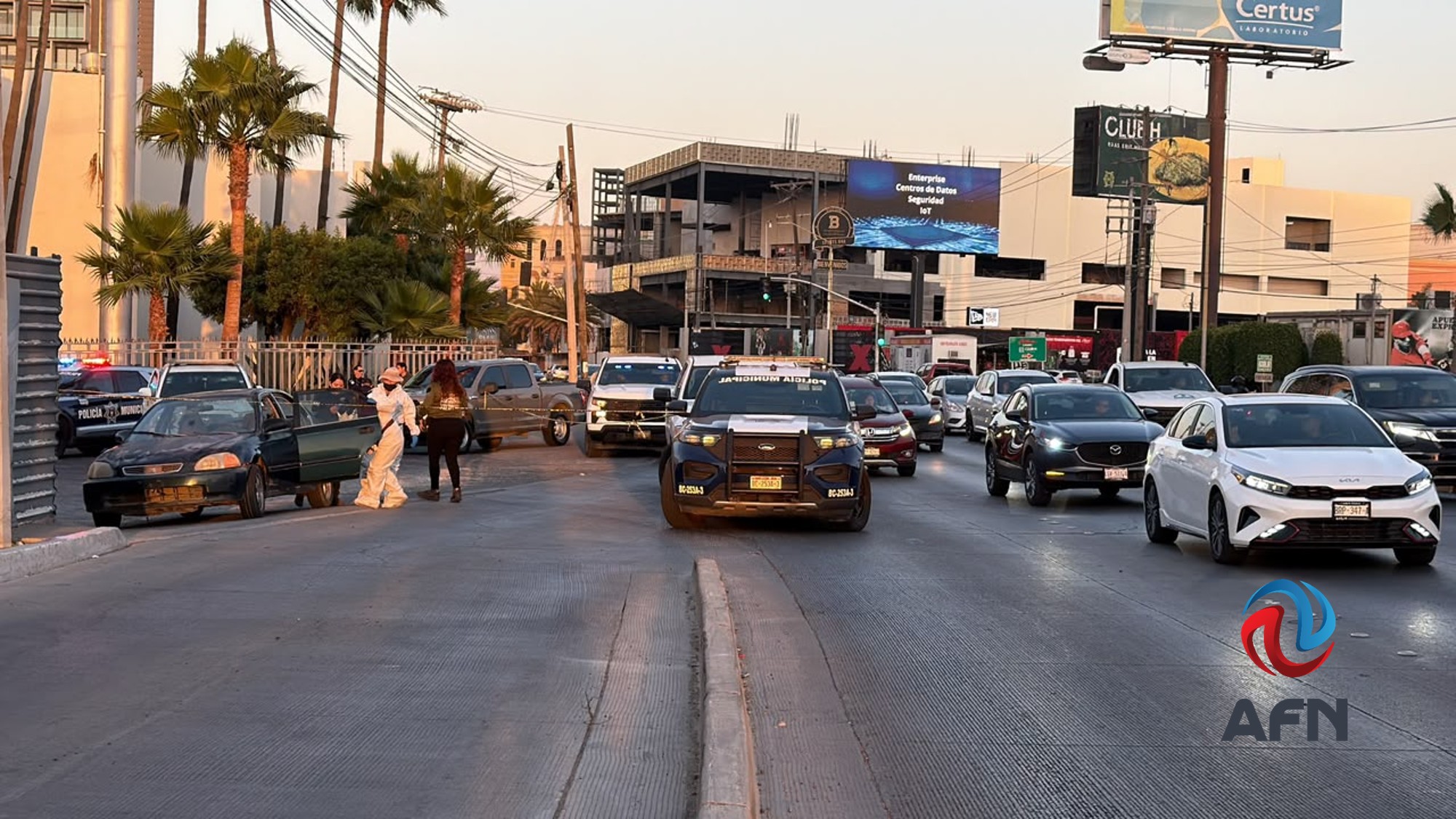Abandonan automóvil con restos humanos frente al Estadio Caliente