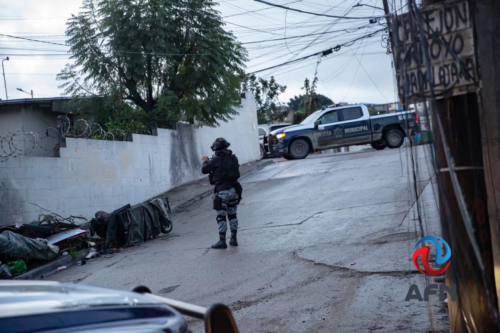 Dejan el cadáver de un hombre junto a una cancha de futbol