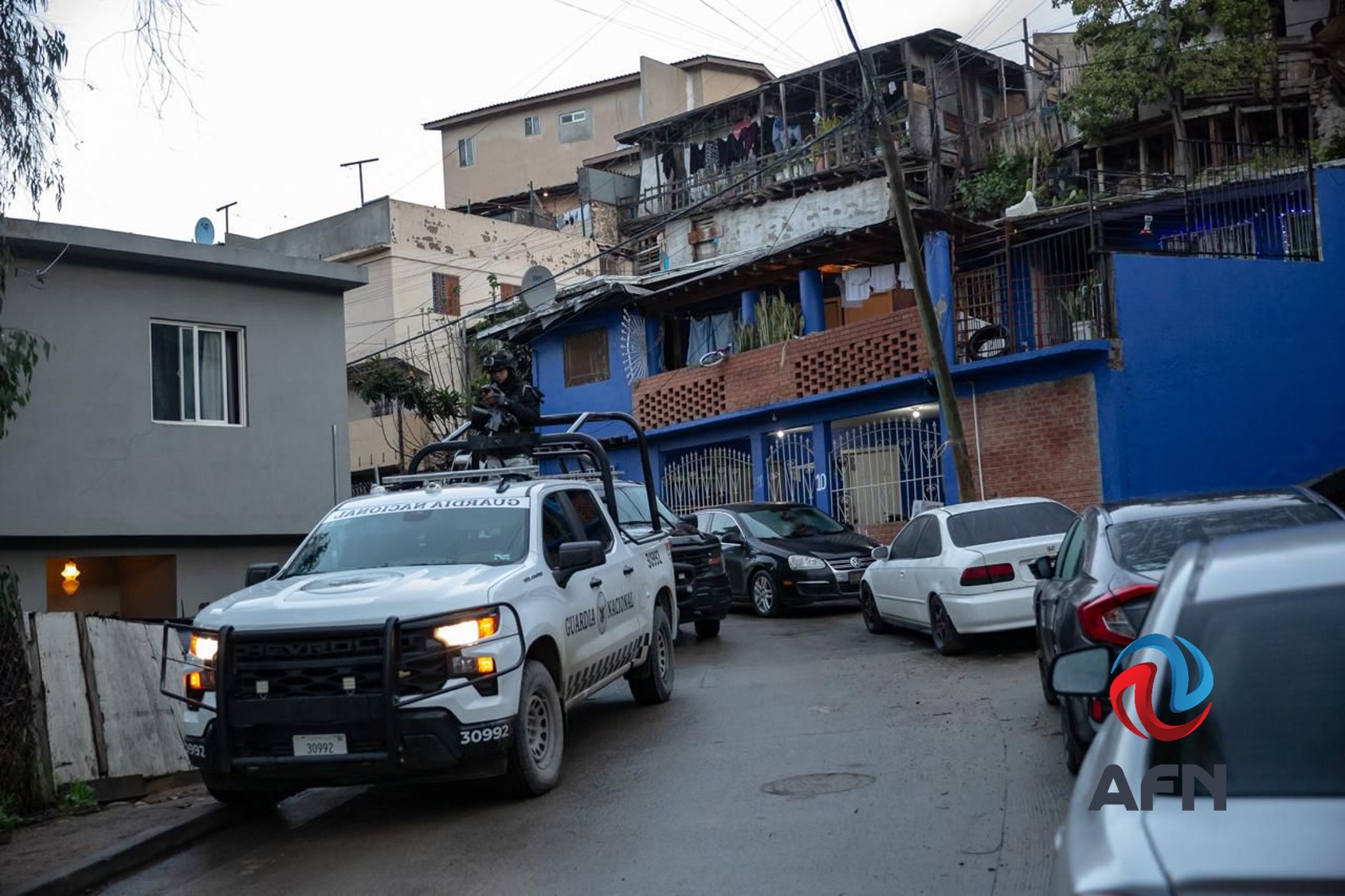 Dejan el cadáver de un hombre junto a una cancha de futbol