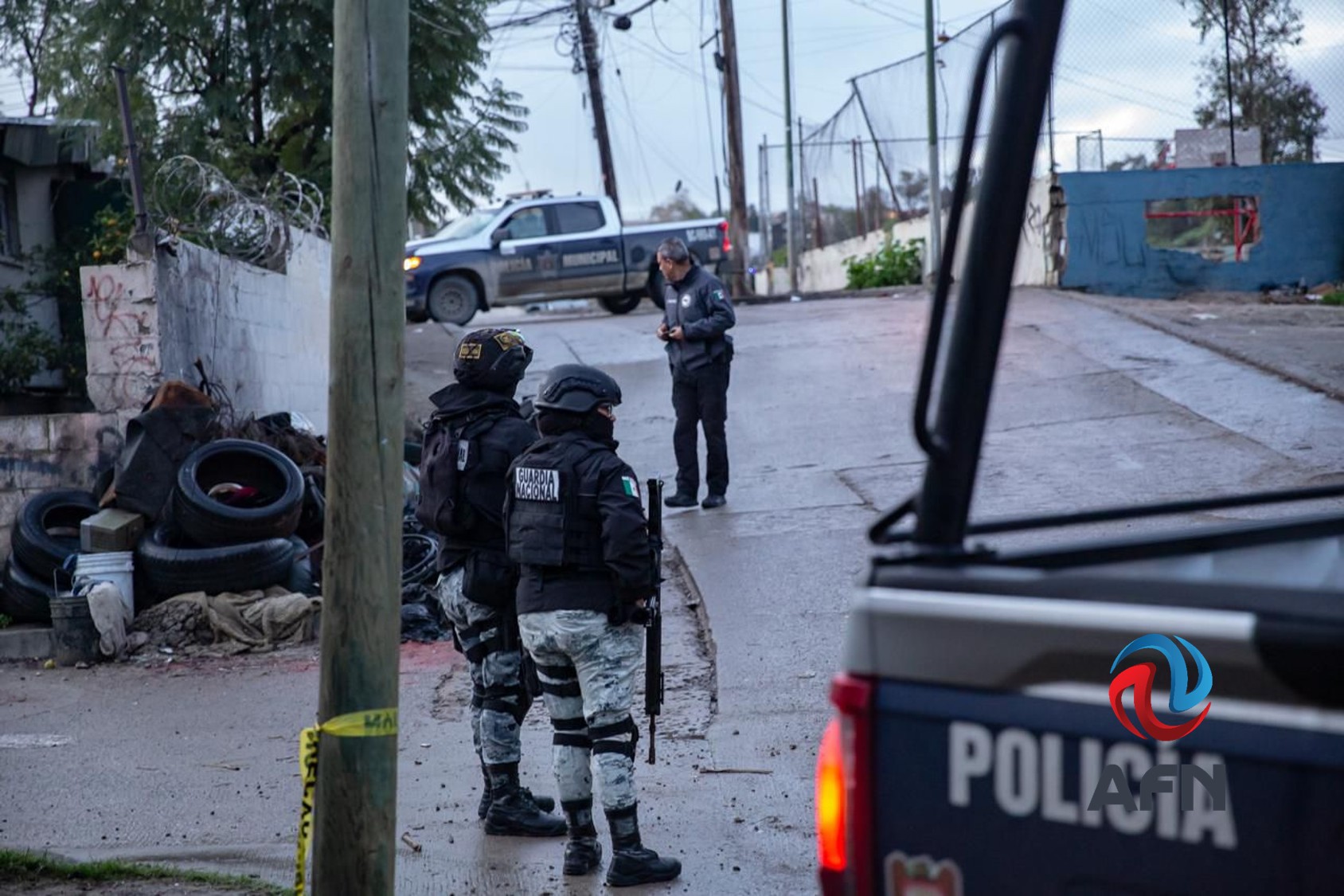 Dejan el cadáver de un hombre junto a una cancha de futbol