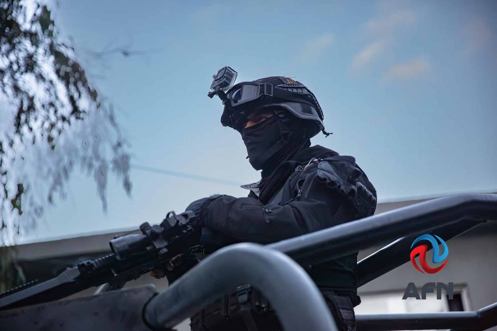 Dejan el cadáver de un hombre junto a una cancha de futbol