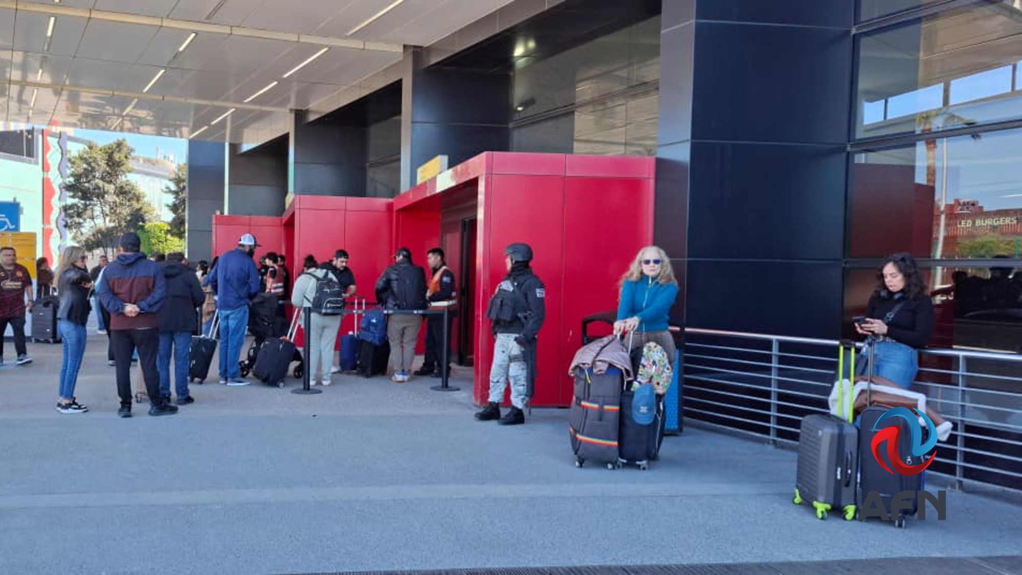 Aeropuerto de Tijuana opera con vigilancia extrema; restringen acceso