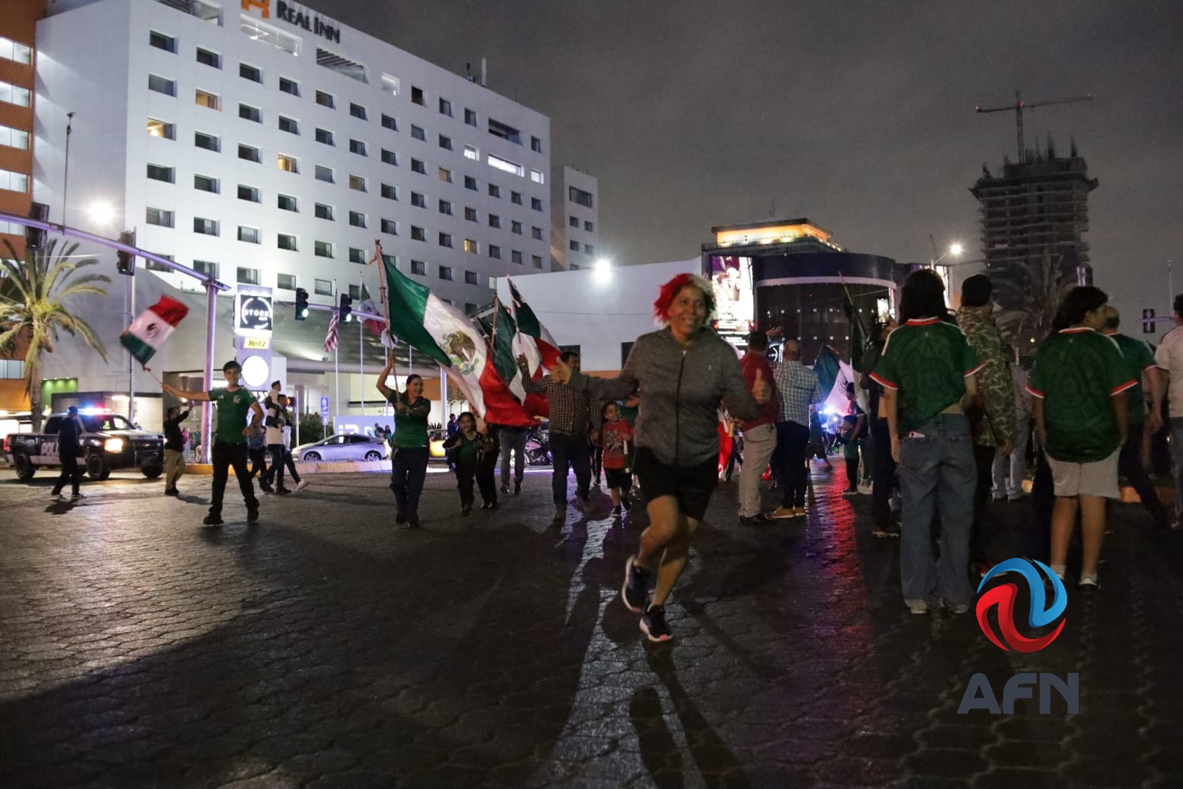 Celebran triunfo de la selección mexicana en la glorieta Cuauhtémoc 