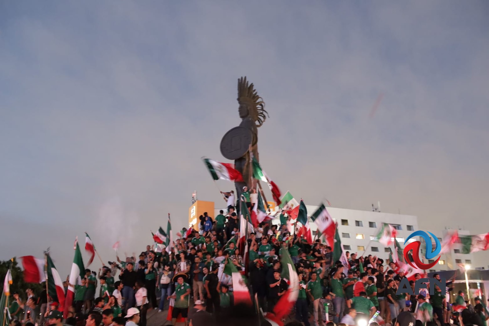 Celebran triunfo de la selección mexicana en la glorieta Cuauhtémoc 