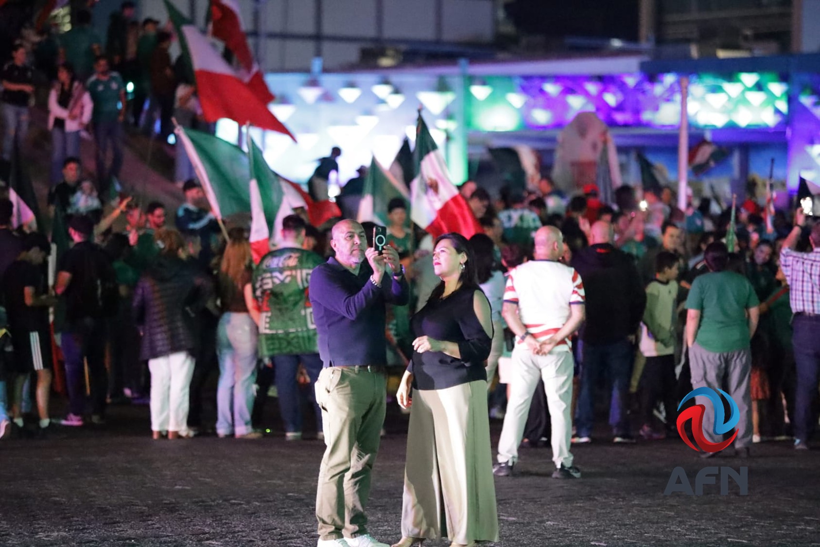 Celebran triunfo de la selección mexicana en la glorieta Cuauhtémoc 