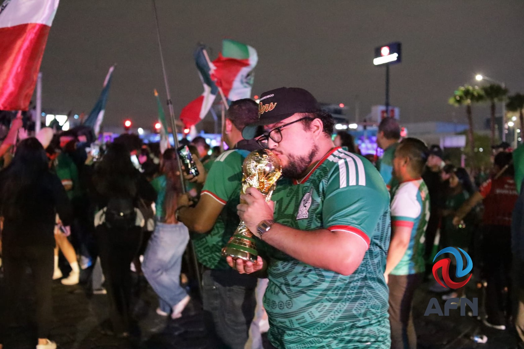 Celebran triunfo de la selección mexicana en la glorieta Cuauhtémoc 