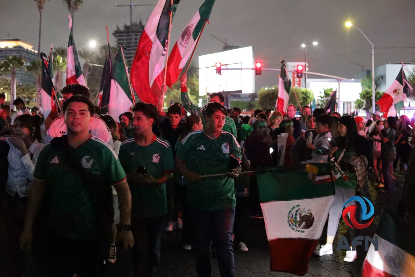 Celebran triunfo de la selección mexicana en la glorieta Cuauhtémoc 