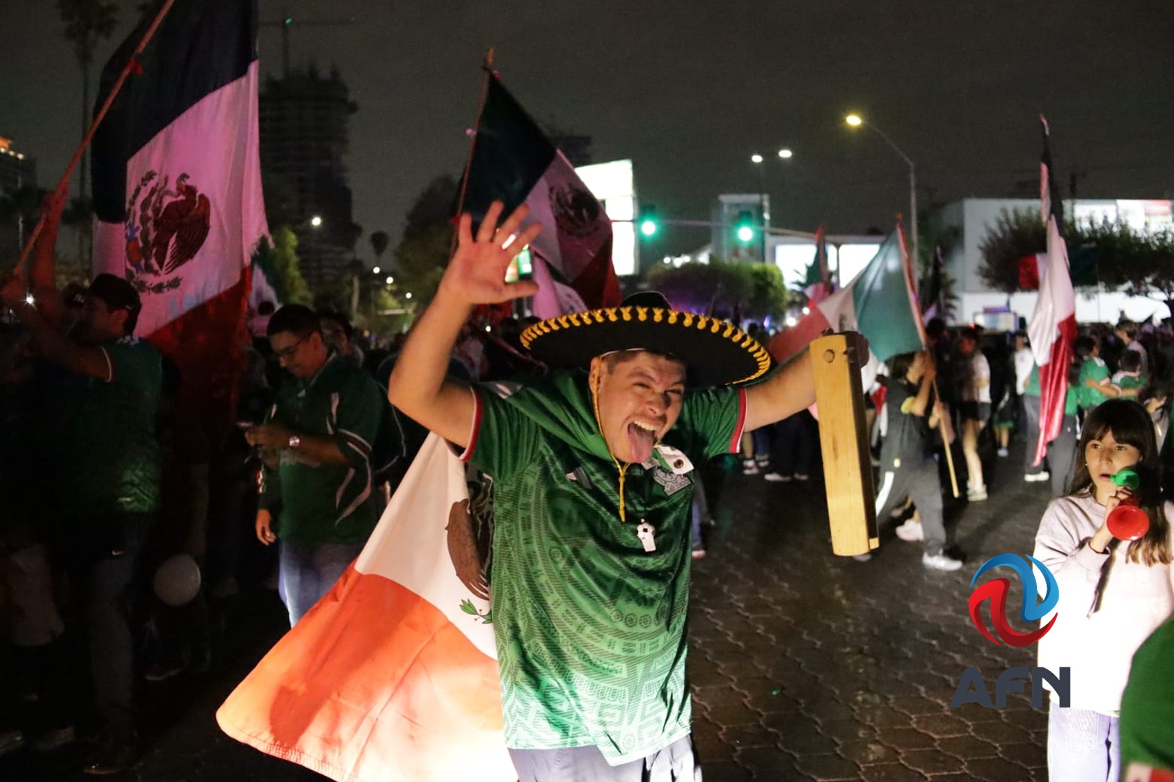 Celebran triunfo de la selección mexicana en la glorieta Cuauhtémoc 