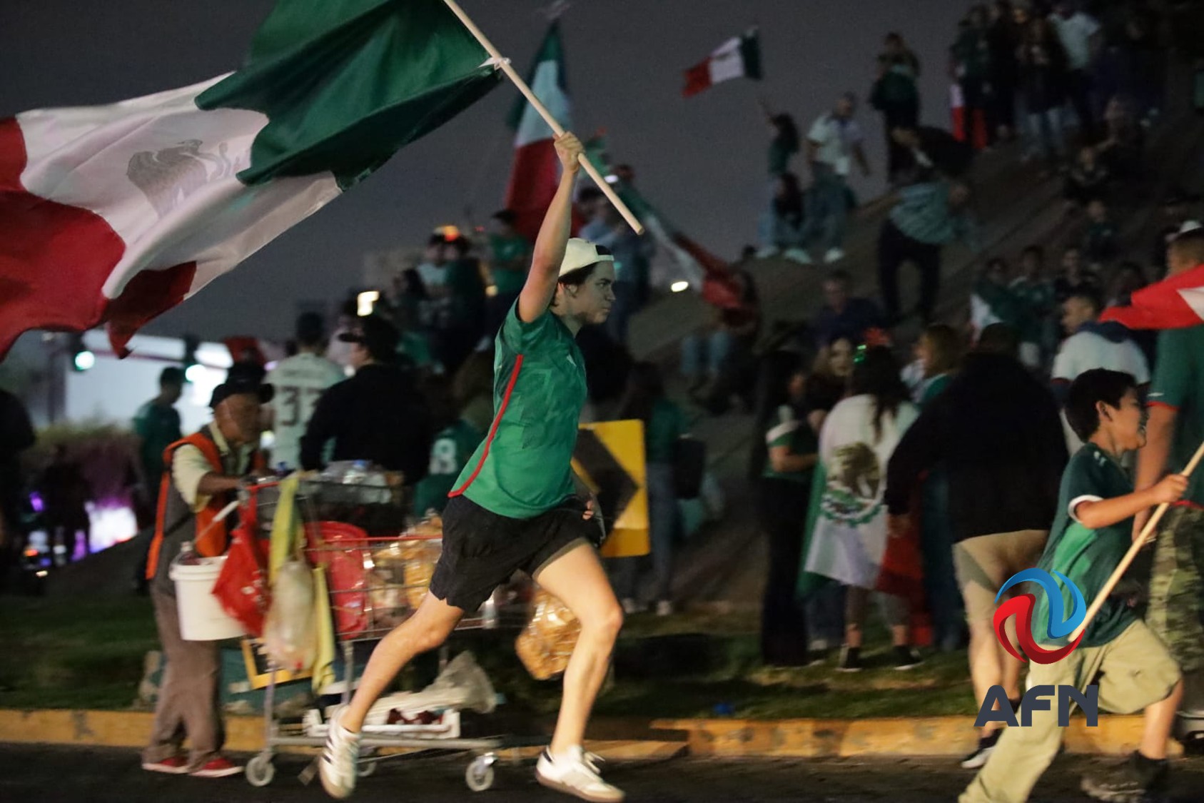 Celebran triunfo de la selección mexicana en la glorieta Cuauhtémoc 