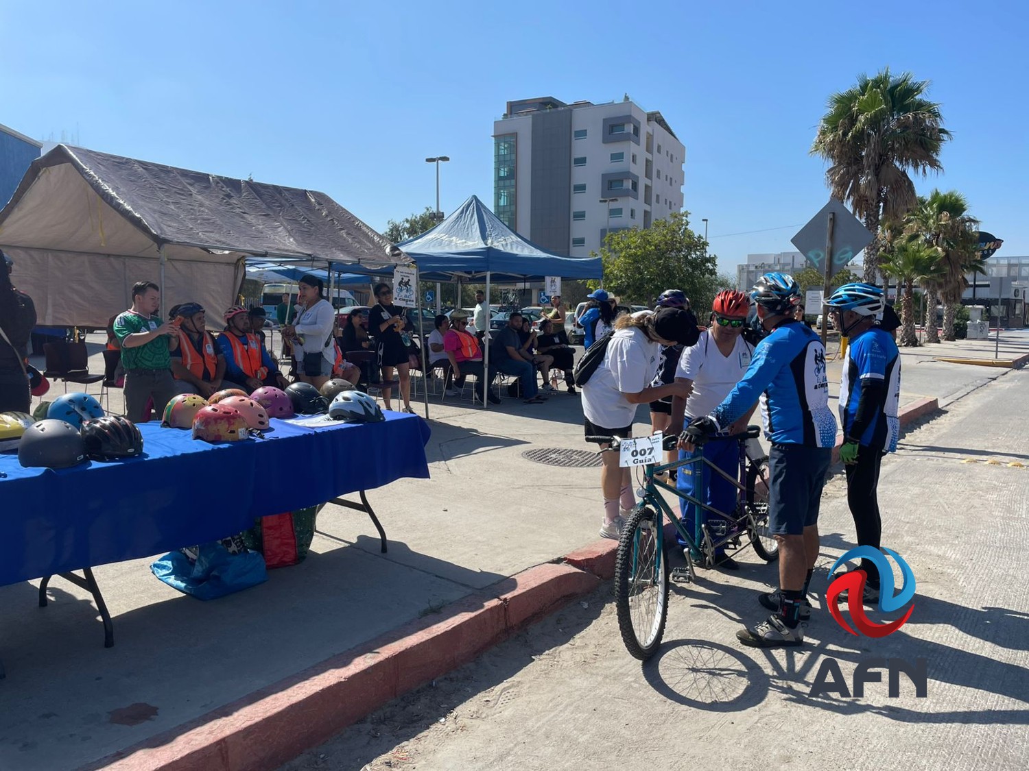 Participan tijuanenses en el Paseo en bici a ciegas