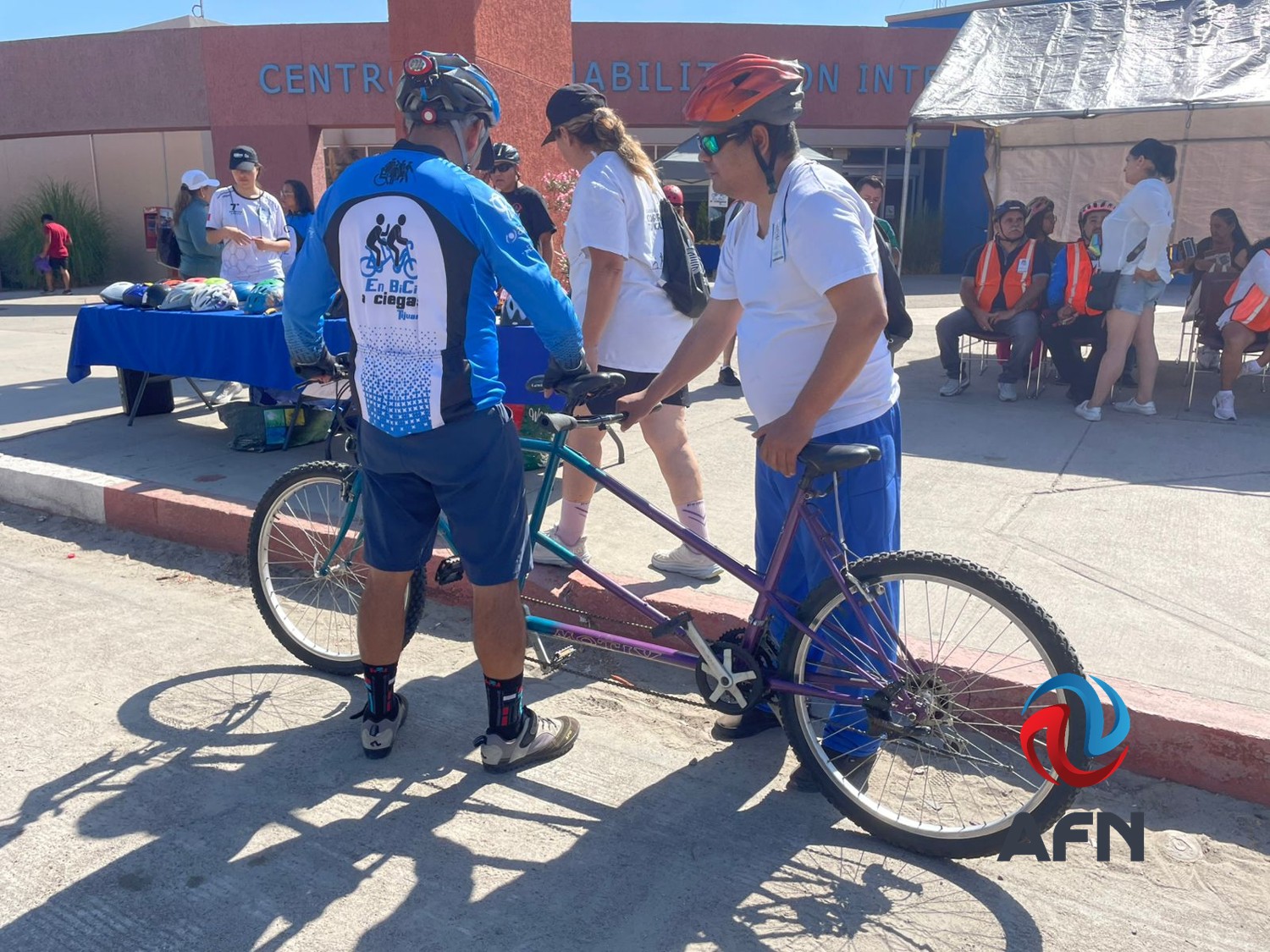 Participan tijuanenses en el Paseo en bici a ciegas