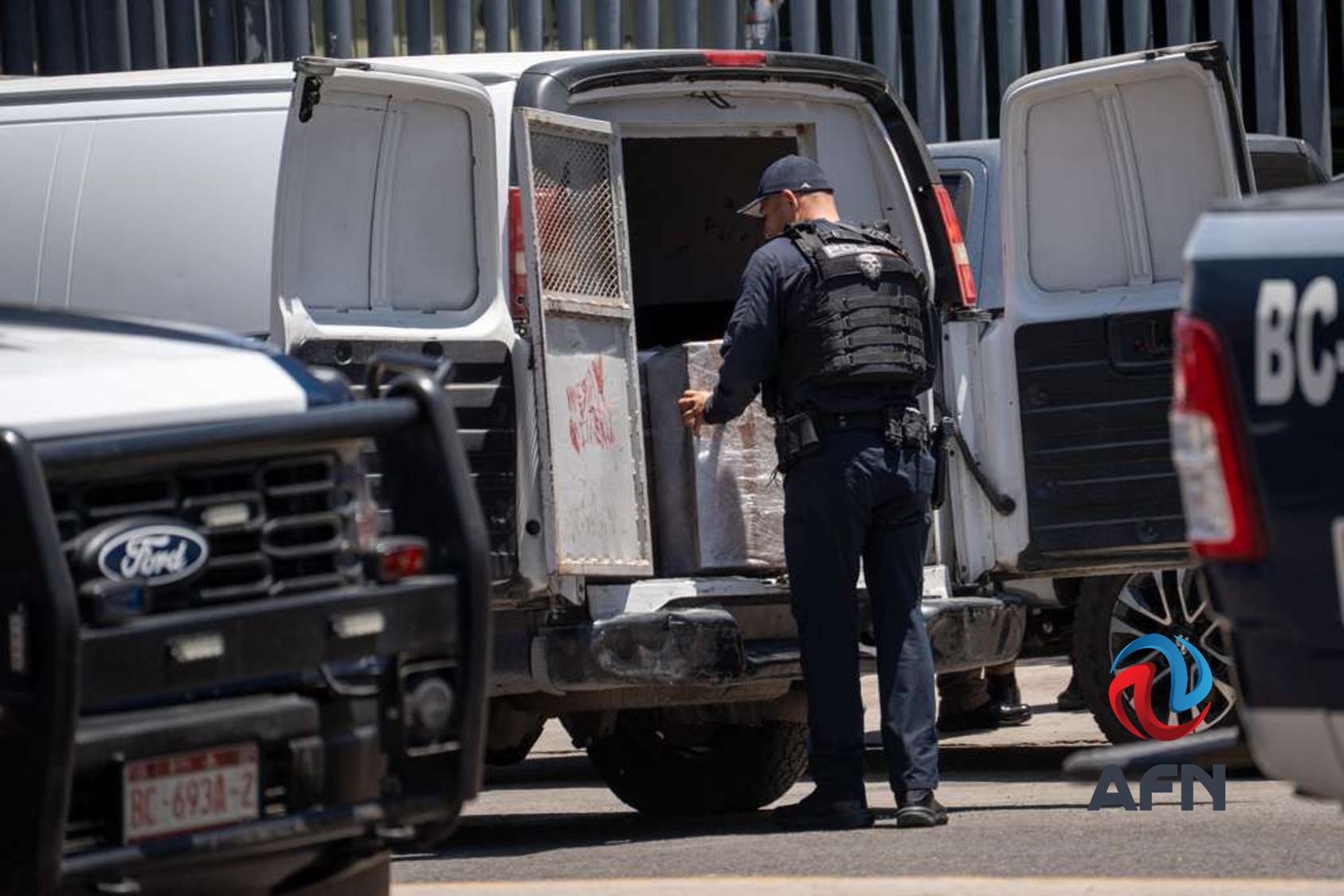 Trasladan a la FGR en Tijuana a detenido con casi media tonelada de meta