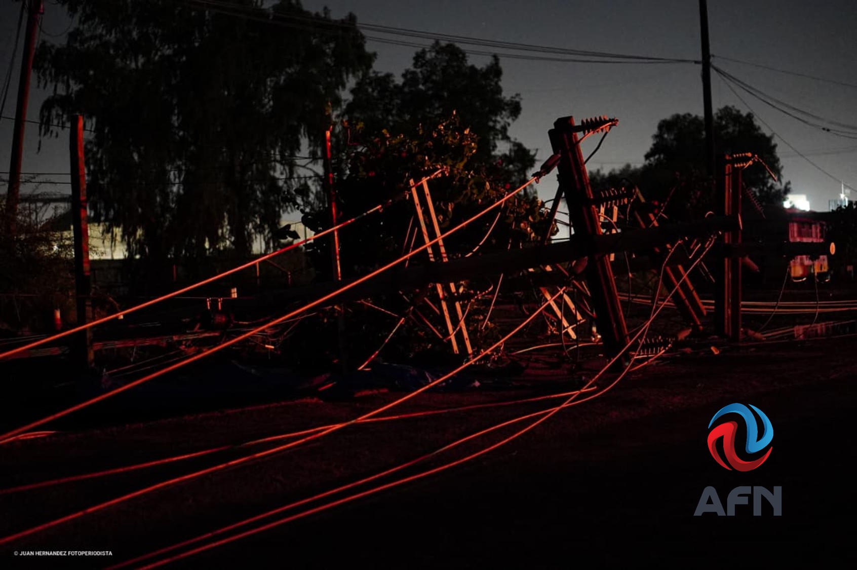 Tormentas de fin de semana en Mexicali derribaron más de 100 postes de la CFE