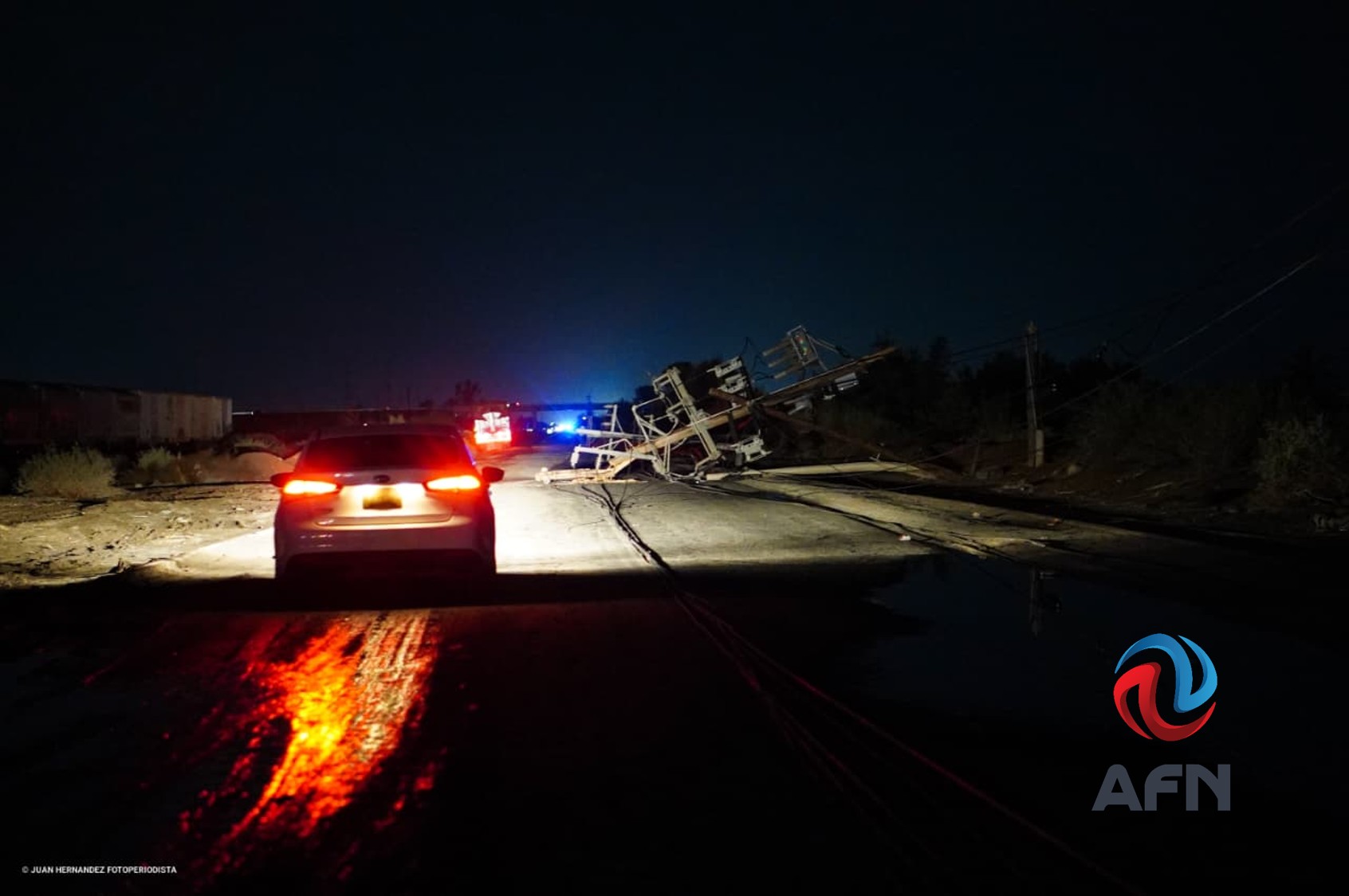 Tormentas de fin de semana en Mexicali derribaron más de 100 postes de la CFE