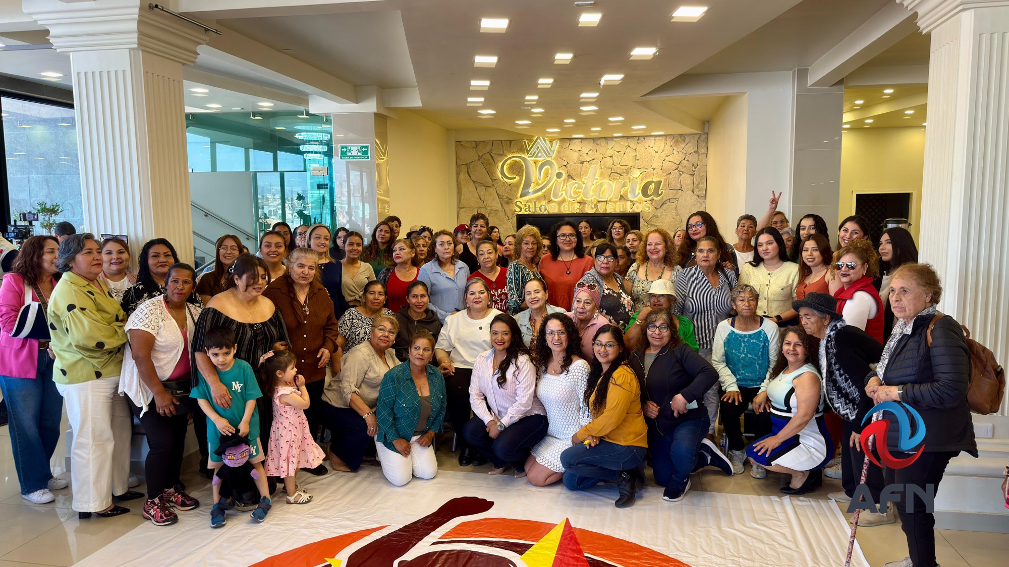 Eva Moreno expuso su trabajo ante mujeres obradoristas de Ensenada