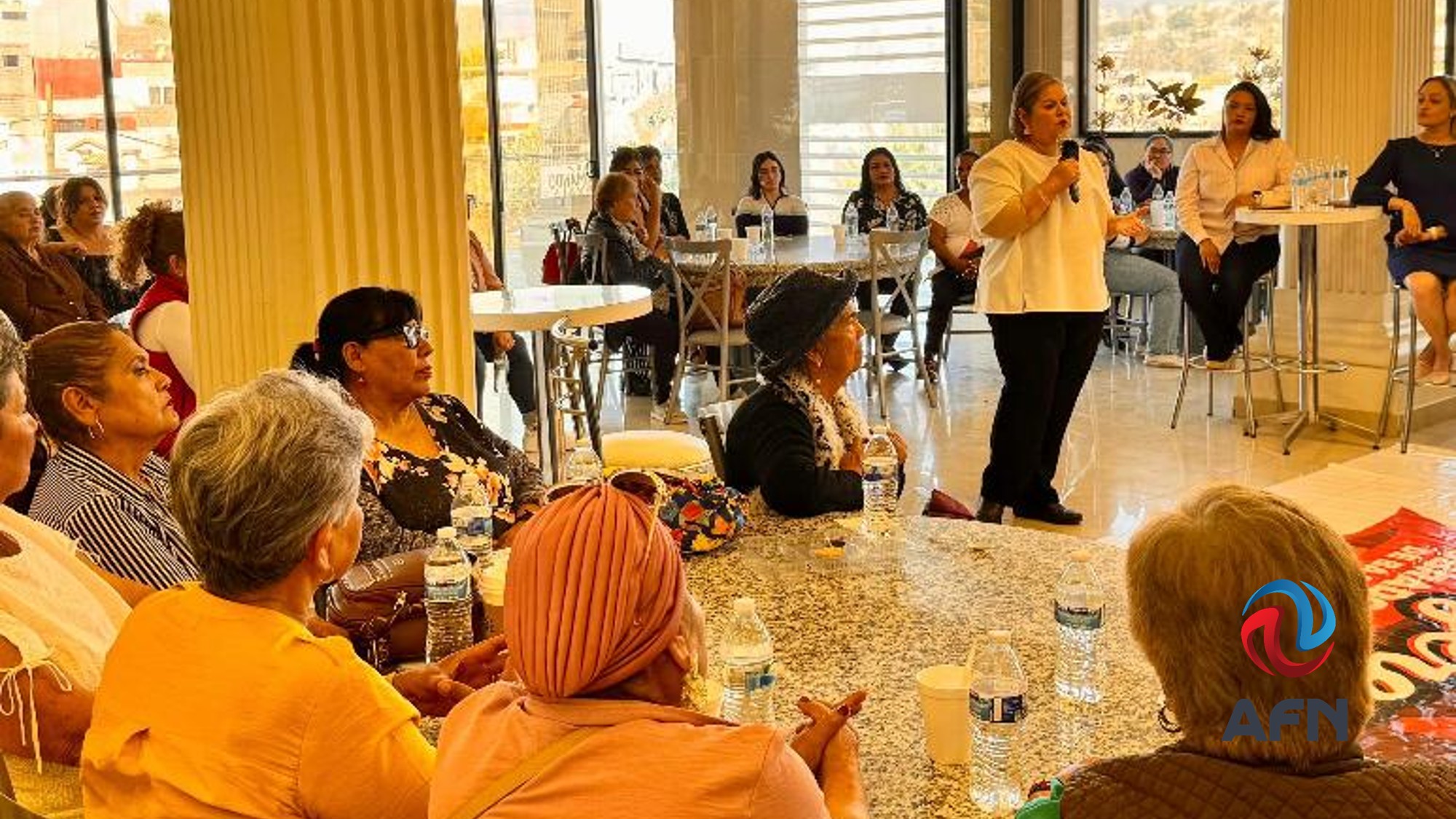 Eva Moreno expuso su trabajo ante mujeres obradoristas de Ensenada