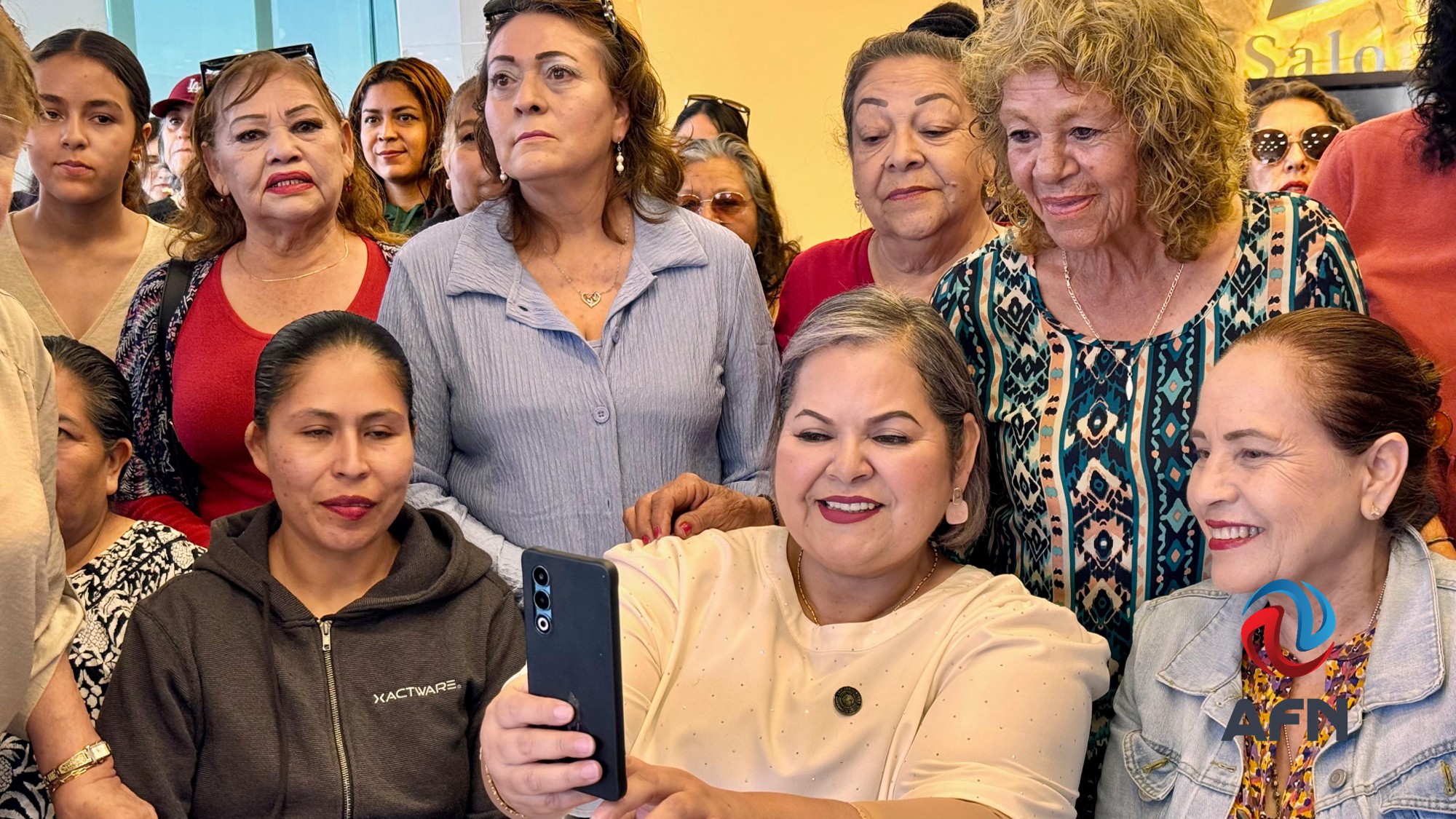 Eva Moreno expuso su trabajo ante mujeres obradoristas de Ensenada