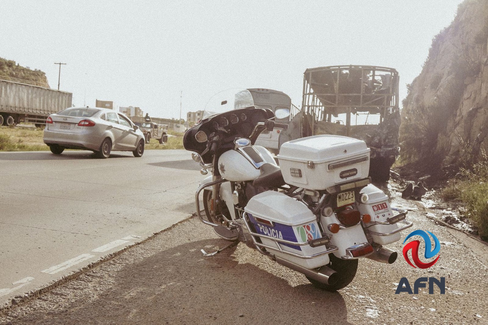 Arde unidad de transporte de personal sobre el Bulevar 2000; no hubo heridos