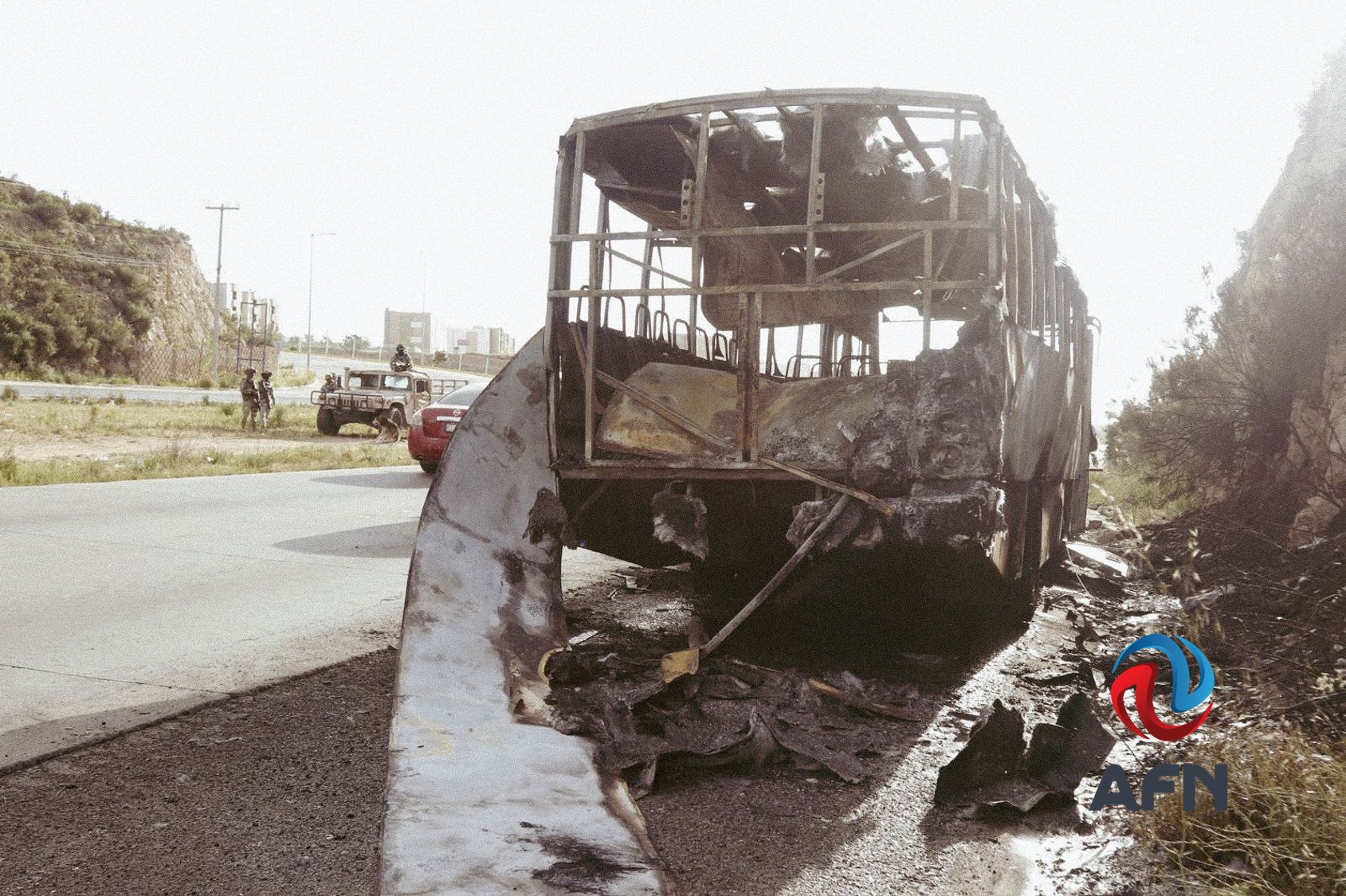 Arde unidad de transporte de personal sobre el Bulevar 2000; no hubo heridos