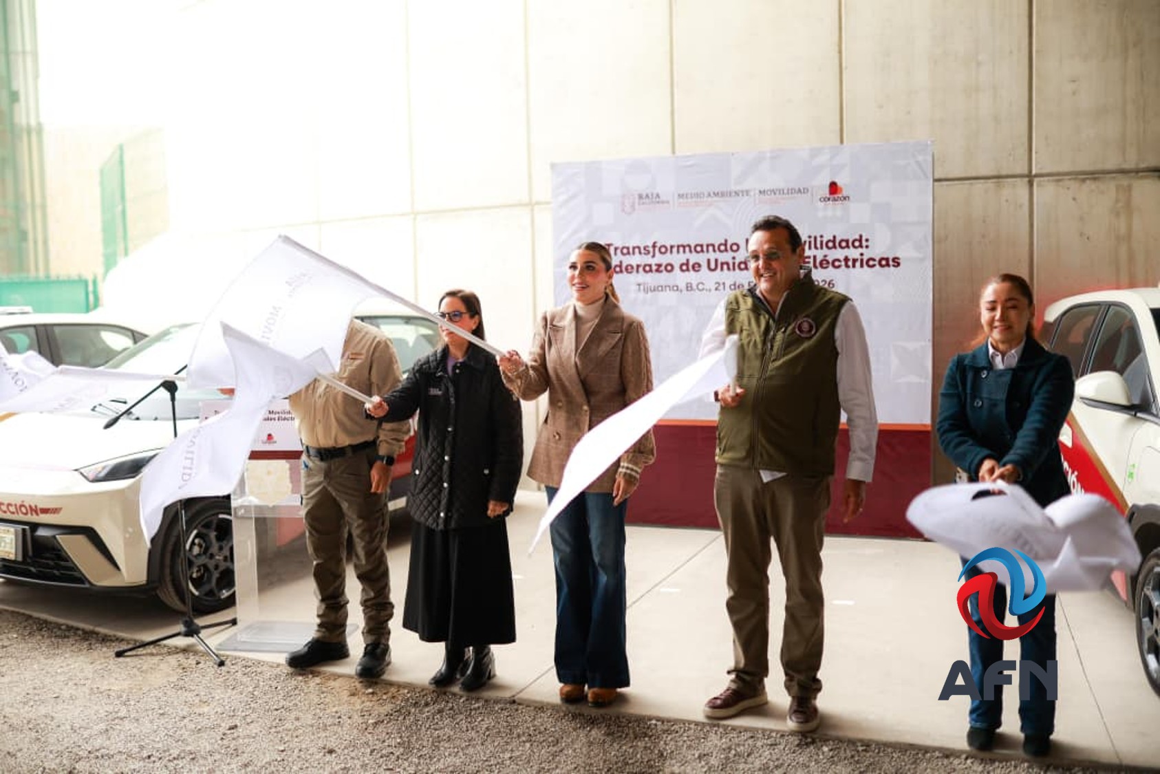 Gobierno del Estado entregó 14 unidades eléctricas para el IMOS