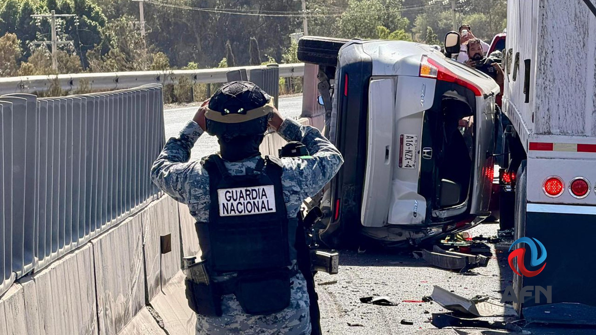 Tráiler embiste cuatro vehículos en la autopista Tecate-Tijuana; hay siete heridos 
