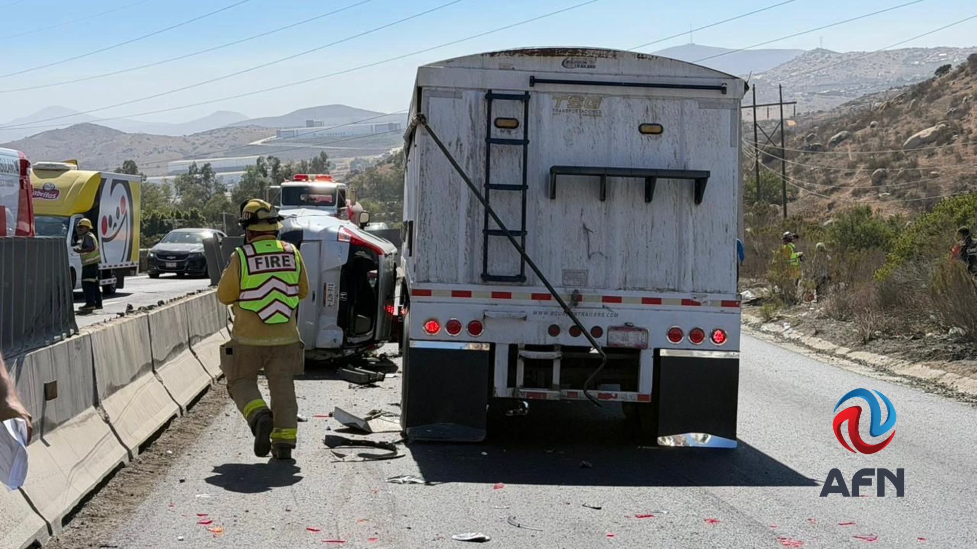 Tráiler embiste cuatro vehículos en la autopista Tecate-Tijuana; hay siete heridos 