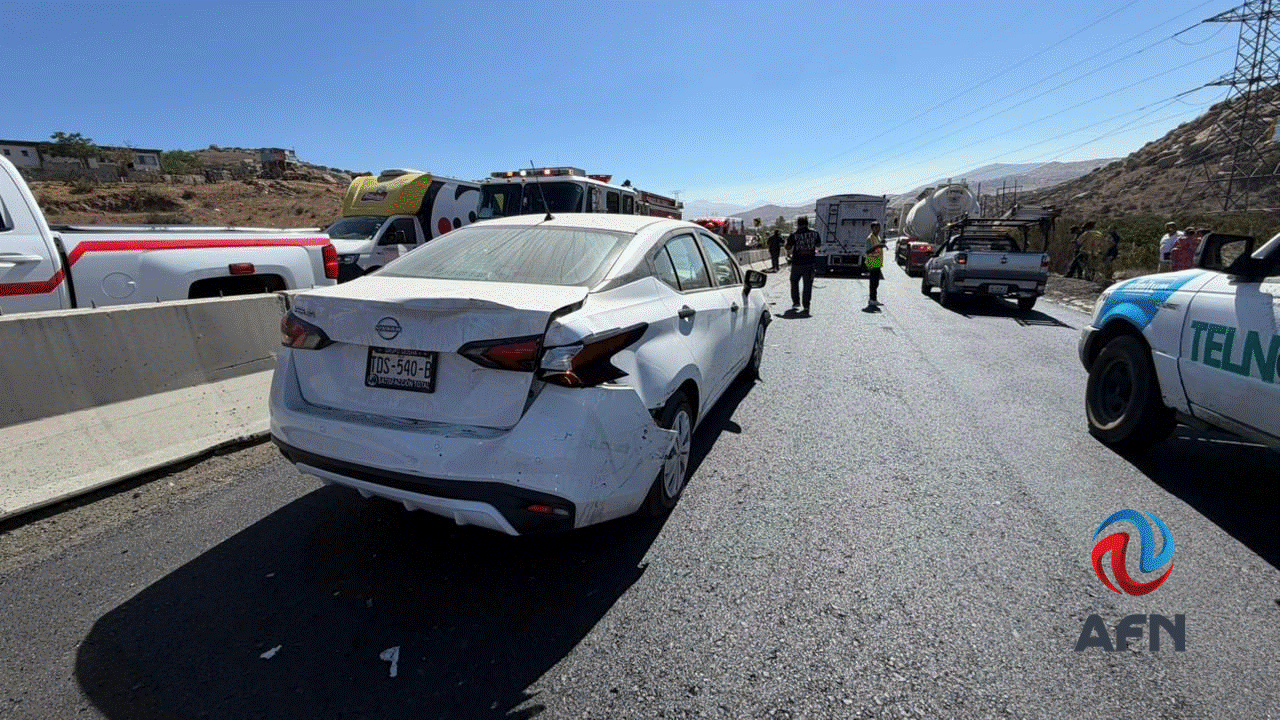 Tráiler embiste cuatro vehículos en la autopista Tecate-Tijuana; hay siete heridos 